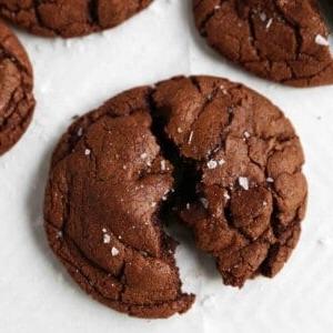Μπισκότα Μπράουνι Σοκολάτας 7 Απολαυστικά cookies brownie σοκολάτας. Πλούσια, αμαρτωλά cookies τριπλής σοκολάτας. Η τέλεια συνταγή.