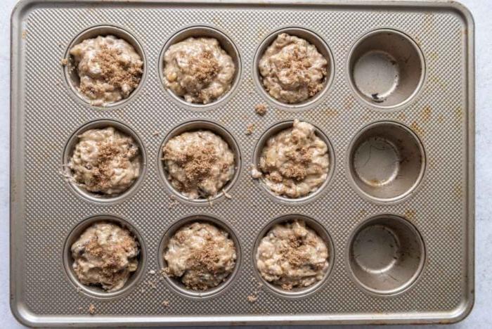 Eierlose Piesangmuffins 7 Rou muffinbeslag bedek met bruinsuiker in 'n muffinpan.