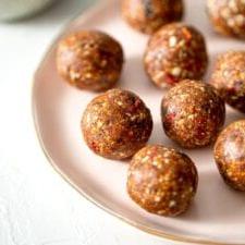 Ongebakte Gojibessie Balletjies 7 Close up of goji berry balls on a plate.
