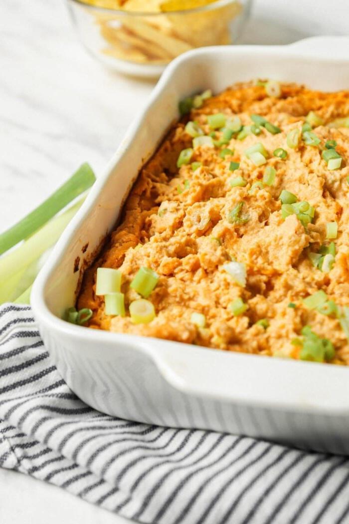 Vegan Buffels Dip 7 Naby-foto van romerige buffel dip in 'n wit keramiek bakplaat.