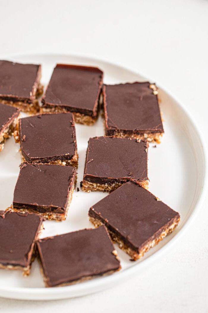 Ongebakte Kasjoeneut Koekiedeeg Stafies 7 Bord met 7 sjokoladebedekte kasjoeneutvierkante.