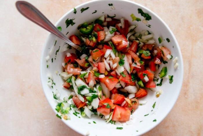 Mengbak van vars salsa met ui, jalapeno en tamatie.