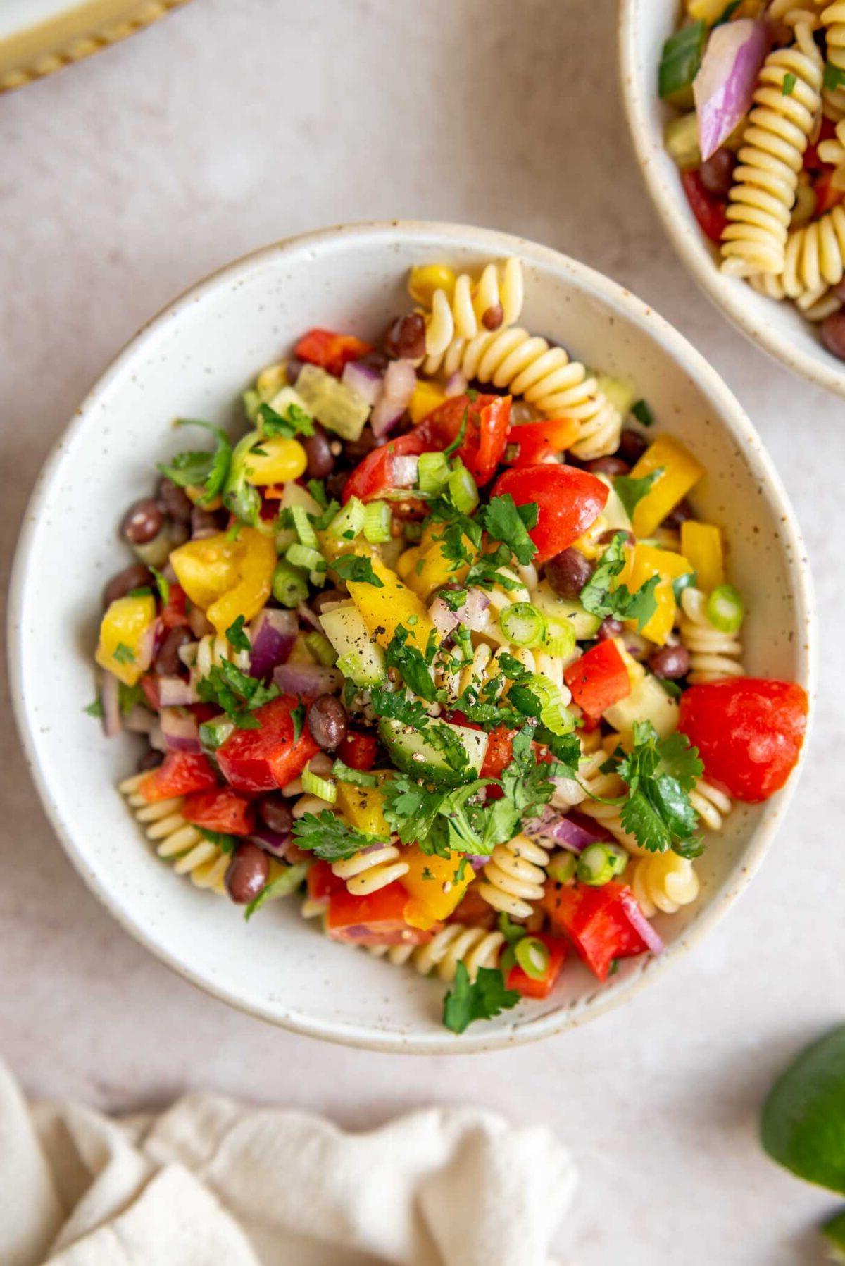 Swartboontjie Pastaslaai 7 Bak swartboontjie pasta slaai met tamaties, komkommer, koljander en mielies.