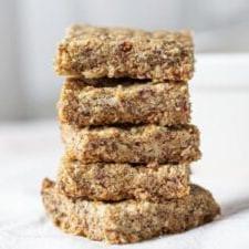 Vegan Tahini Hennepsaad Stafies 7 Stapel gebakte tahini stafies op 'n mobiele oppervlak.