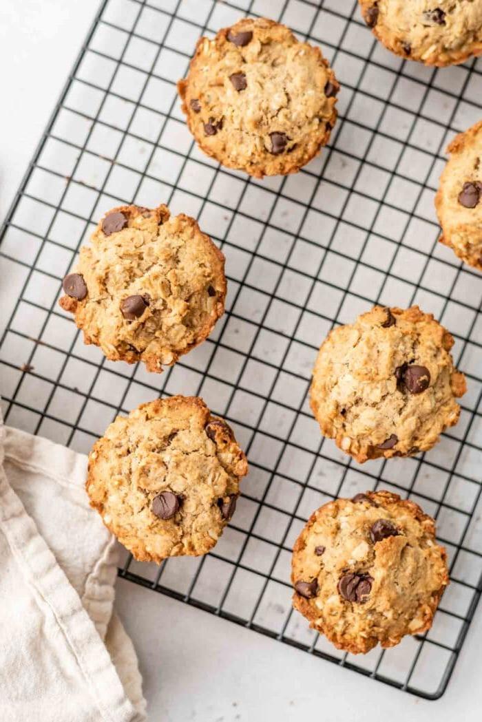 Vegan Proteïen Muffins 7 6 sjokoladeskyfiemuffins op 'n afkoelrak.