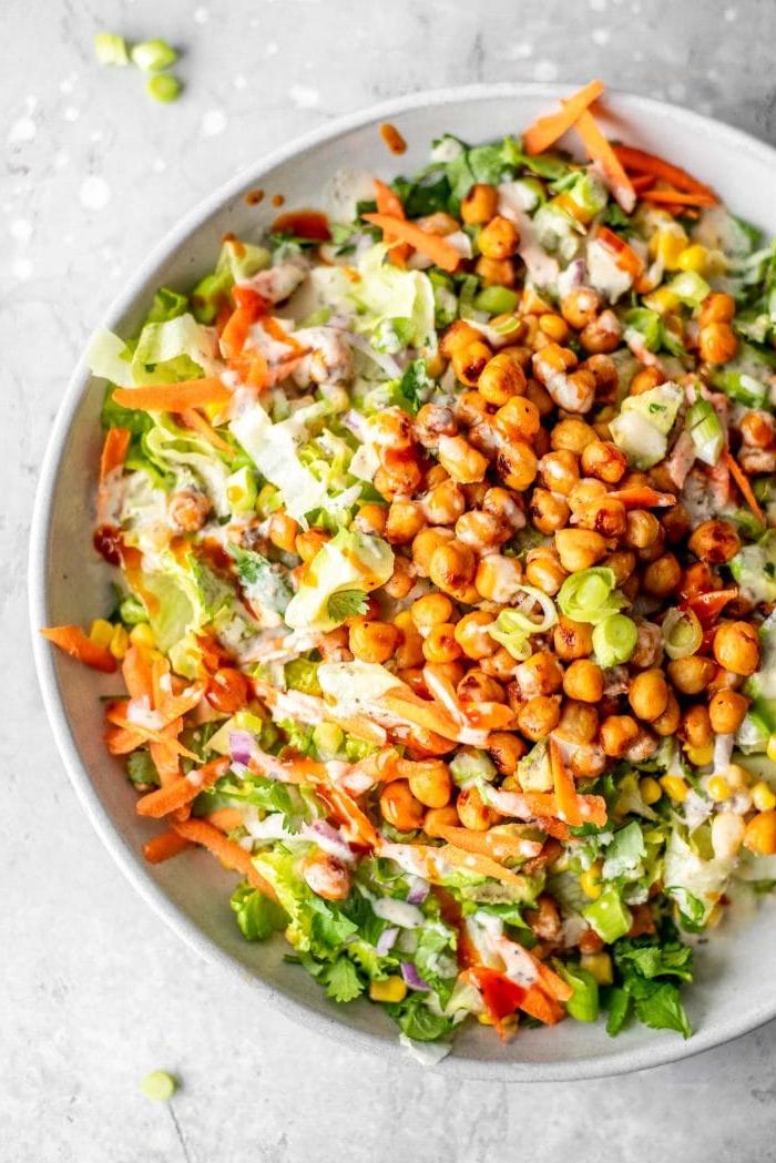 Vegan Makros Eetplanne 6 Gesonde Vegan BBQ Kekerertjie Slaai Resep met Tahini Ranch Dressing – 'n vars en geurige vegan maaltyd opsie.