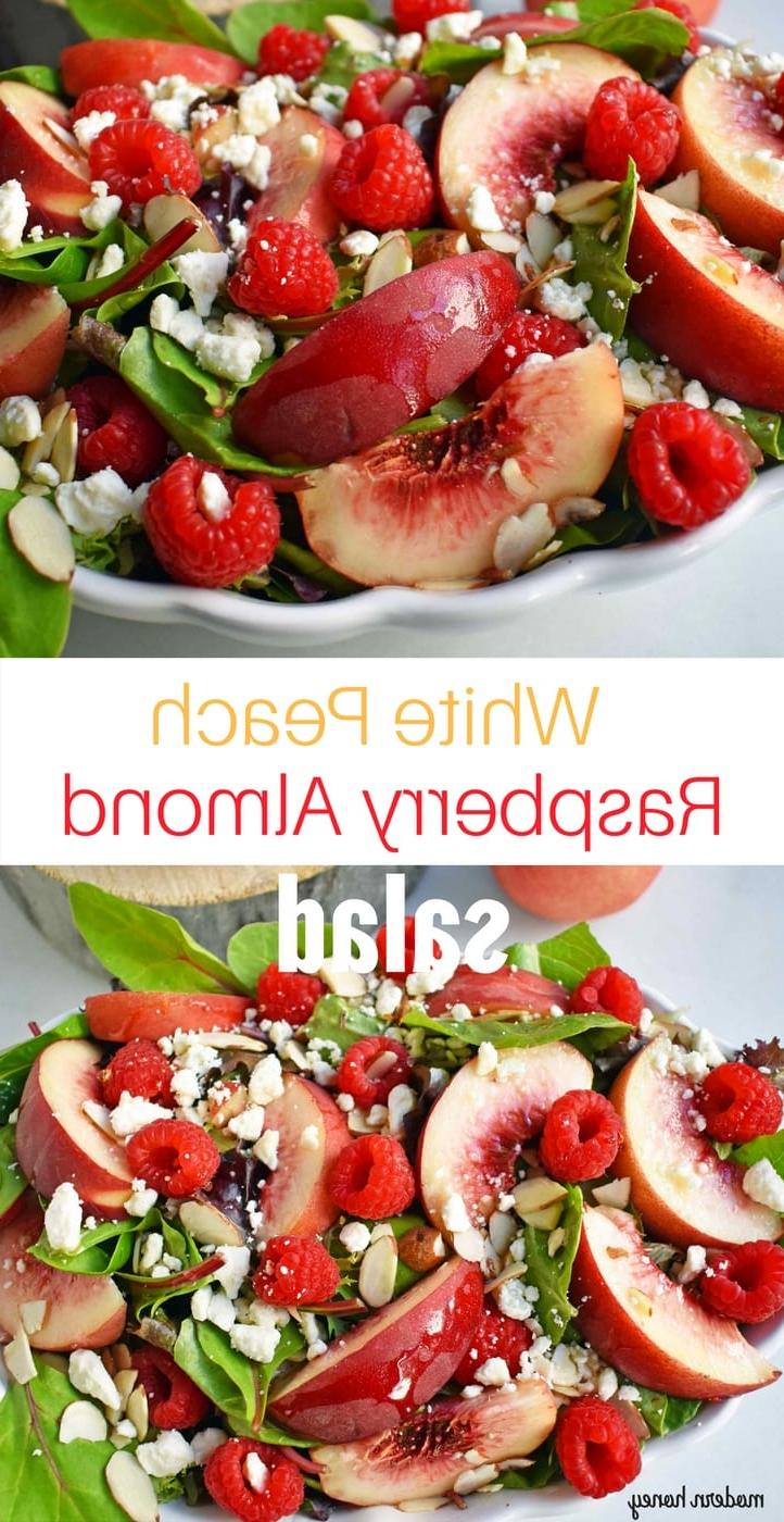 Τέλεια καλοκαιρινή σαλάτα με λευκά ροδάκινα, βατόμουρα, καραμελωμένα αμύγδαλα και γλυκό ντρέσινγκ.