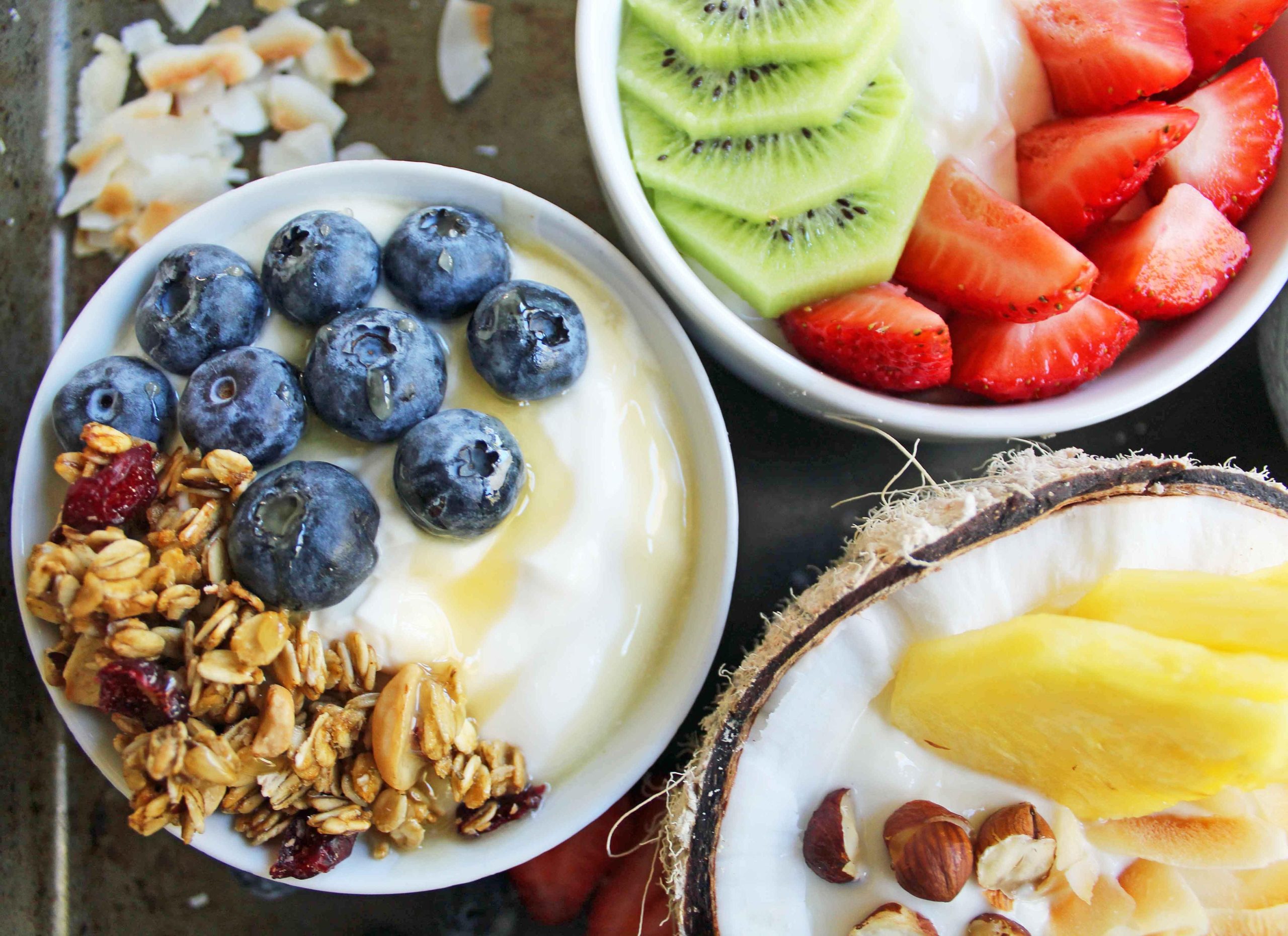 Πρωινά Μπολ Ελληνικού Γιαουρτιού με Toppings από το Modern Honey. Υγιεινό Ελληνικό Γιαούρτι με φρέσκα φρούτα, ξηρούς καρπούς και μέλι. Το τέλειο πρωινό για να ξεκινήσετε τη μέρα σας!