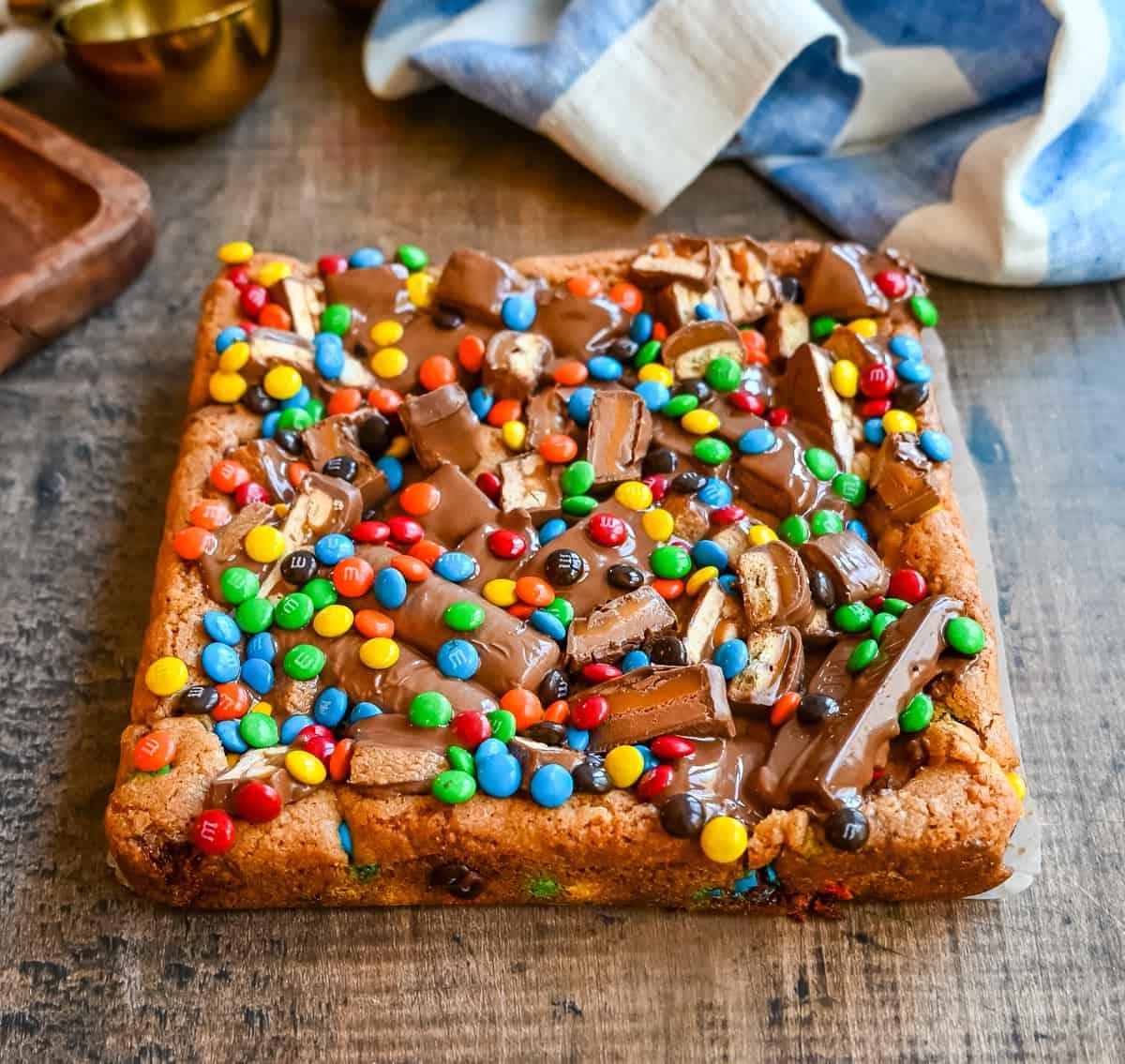 Candy Bar Μπάρες Μπισκότου 8 Μια απίστευτα μαλακή και ζουμερή μπάρα μπισκότου, γεμάτη με ποικιλία από σοκολάτες. Το τέλειο γλυκό blondie για να φτιάξετε με τις σοκολάτες του Halloween.