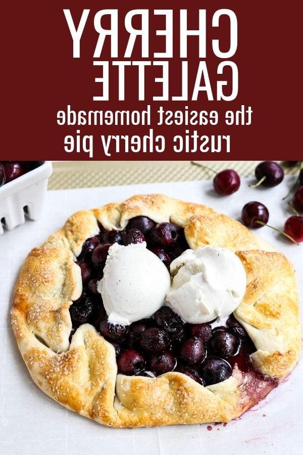 Σερβιρισμένη φέτα γκαλέτας κεράσι με παγωτό βανίλια σε πιάτο, με τον υπόλοιπο γλυκό να φαίνεται στο βάθος.