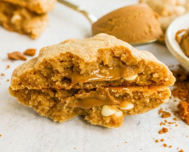 Μπισκότα Biscoff με Κομματάκια Λευκής Σοκολάτας 8 Αυτά τα Μπισκότα Biscoff είναι γεμάτα με βούτυρο μπισκότων Biscoff και κομματάκια λευκής σοκολάτας. Θα λατρέψετε αυτά τα αφράτα, μαλακά μπισκότα γεμιστά με καραμελωμένη επάλειψη μπισκότων.