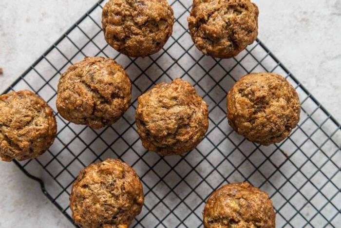 Eierlose Piesangmuffins 8 Piesang-okkerneutmuffins op 'n draad afkoelrak.