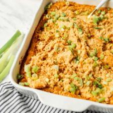 Vegan Buffels Dip 8 Naby-foto van romerige buffel dip in 'n wit keramiek bakplaat.