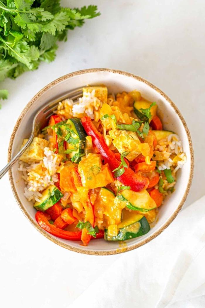 Vegans Panang Kerrie met Tofu 8 ’n Bak tofu-groentekerrie oor rys met koljander langsaan.