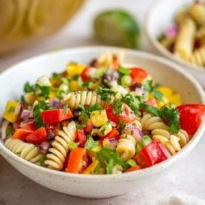 Swartboontjie Pastaslaai 8 Bak swartboontjie pasta slaai met tamaties, komkommer, koljander en mielies.