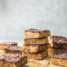 Kasjoe Tahini Stafies 8 Veganiese Geen-Bak Kasjoepneut-Tahini Stafies met Sjokolade, 'n gesonde en smaakvolle bederf vir elke geleentheid.