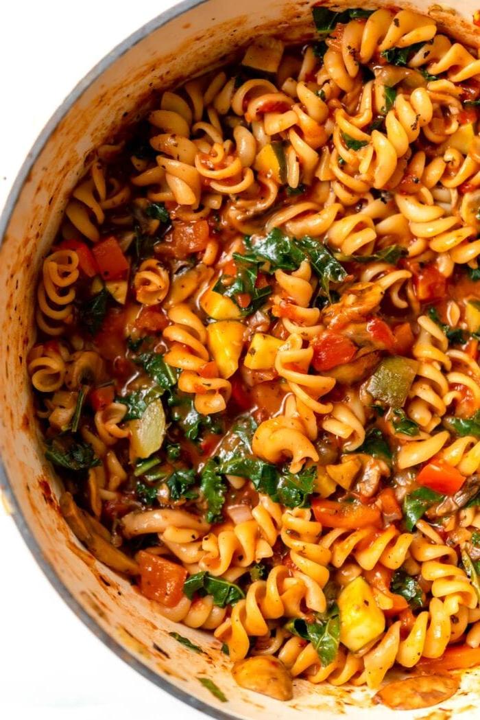 Vegan Een-pot Pasta 8 A large pot of rotini pasta, kale and chopped mushroom, bell pepper and onion in tomato sauce.