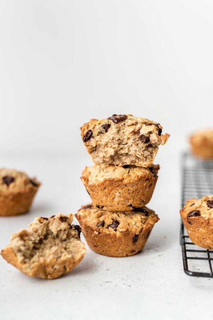 Vegan Proteïen Muffins 8 ’n Stapel van 3 sjokoladeskyfiemuffins met 'n hap uit die boonste een.