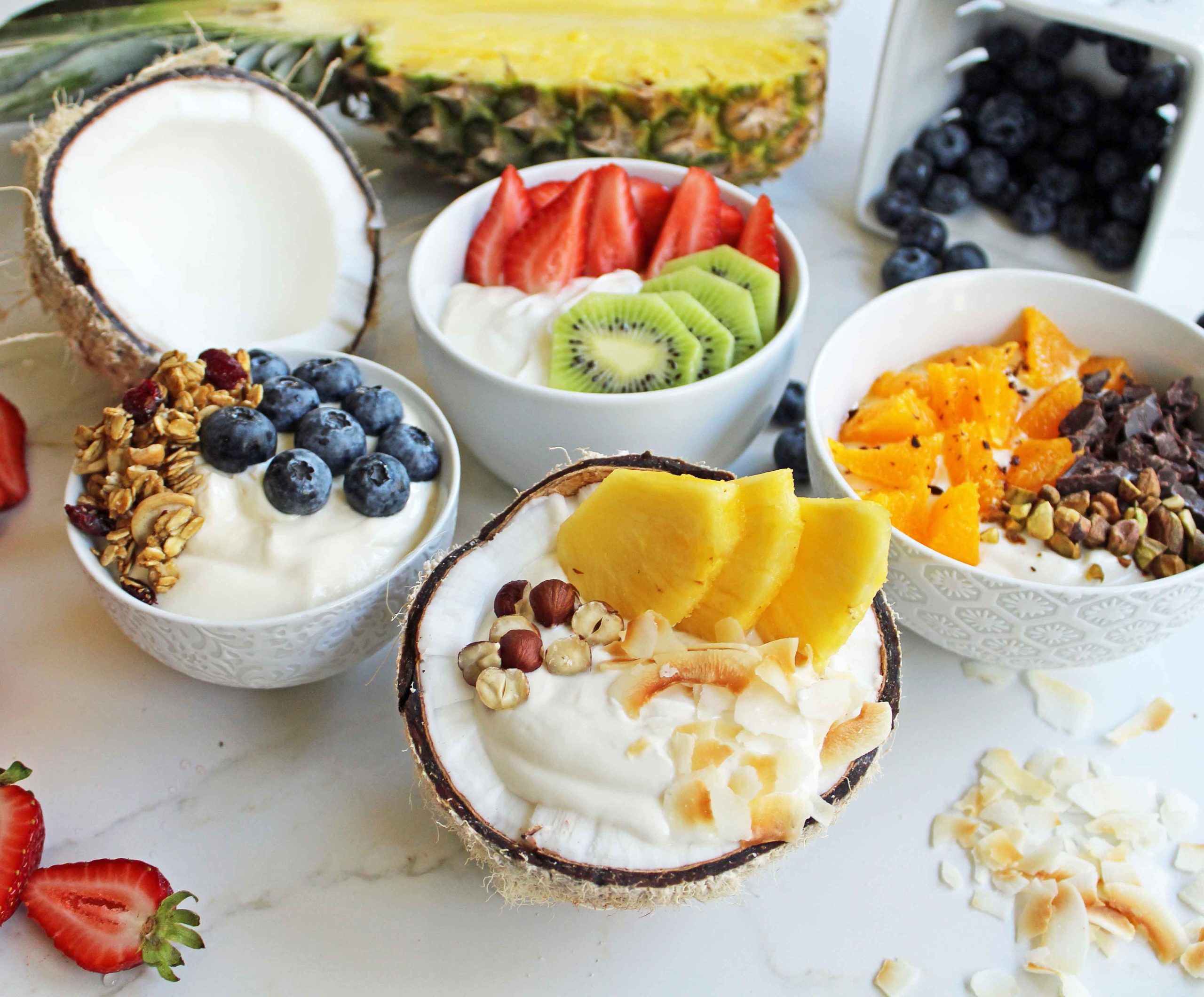 Πρωινά Μπολ Ελληνικού Γιαουρτιού με Toppings από το Modern Honey. Υγιεινό Ελληνικό Γιαούρτι με φρέσκα φρούτα, ξηρούς καρπούς και μέλι. Το τέλειο πρωινό για να ξεκινήσετε τη μέρα σας!