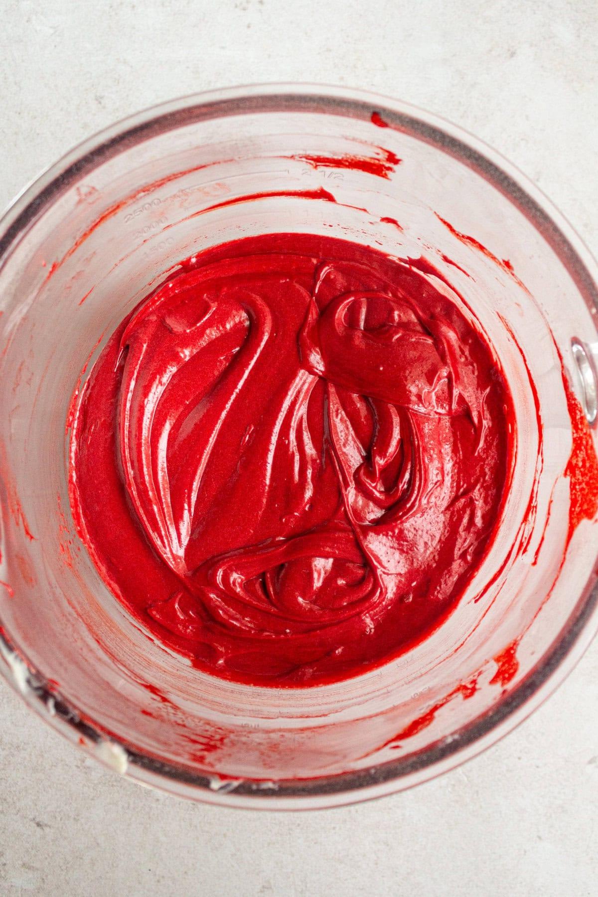Τούρτα Κόκκινο Βελούδο 9 Ζύμη Red Velvet Cake σε μπολ, με την χαρακτηριστική κόκκινη απόχρωση.
