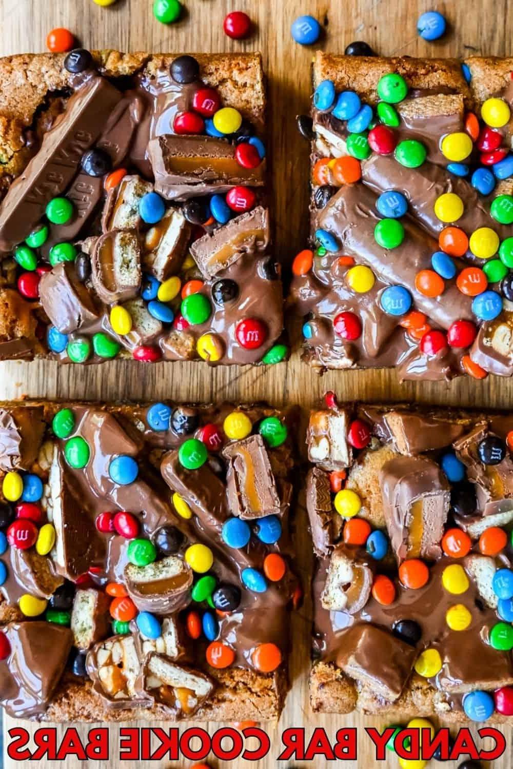 Candy Bar Μπάρες Μπισκότου 9 Μπάρες Μπισκότου με Σοκολάτες. Μια απίστευτα μαλακή και ζουμερή μπάρα μπισκότου, γεμάτη με ποικιλία από σοκολάτες. Το τέλειο γλυκό blondie για να φτιάξετε με τις σοκολάτες του Halloween.