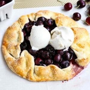 **Γαλέτα Κερασιών** 9 Φωτογραφία Γκαλέτας Κεράσι, έτοιμη για σερβίρισμα και απόλαυση.