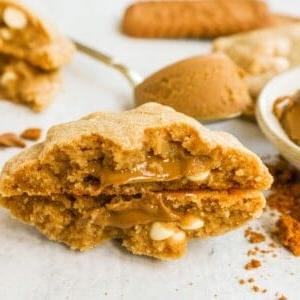 Μπισκότα Biscoff με Κομματάκια Λευκής Σοκολάτας 9 Αυτά τα Μπισκότα Biscoff είναι γεμάτα με βούτυρο μπισκότων Biscoff και κομματάκια λευκής σοκολάτας. Θα λατρέψετε αυτά τα αφράτα, μαλακά μπισκότα γεμιστά με καραμελωμένη επάλειψη μπισκότων.