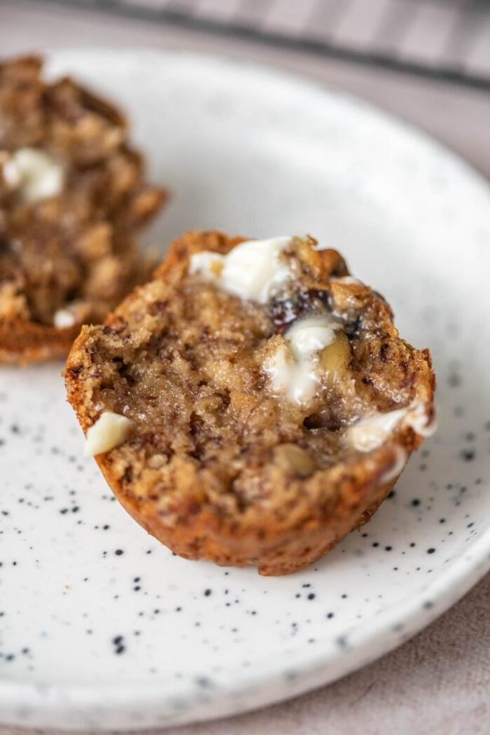 Eierlose Piesangmuffins 9 Die helfte van 'n piesangmuffin gesmeer met gesmelte botter.