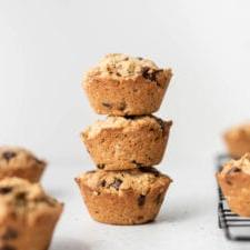 Vegan Proteïen Muffins 9 ’n Stapel van 3 klein muffins op 'n toonbank langs 'n afkoelrak.