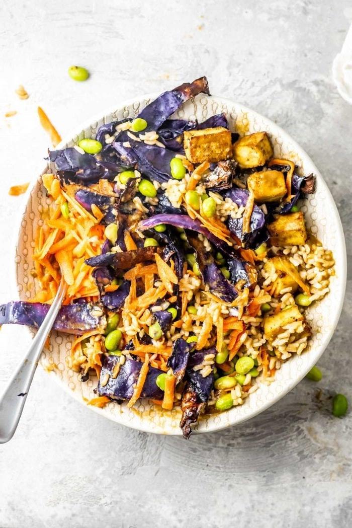 Vegan Makros Eetplanne 8 ’n Rysbak met kool, edamame, tofu en gerasperde wortel – ’n kleurvolle en gebalanseerde vegan maaltyd.