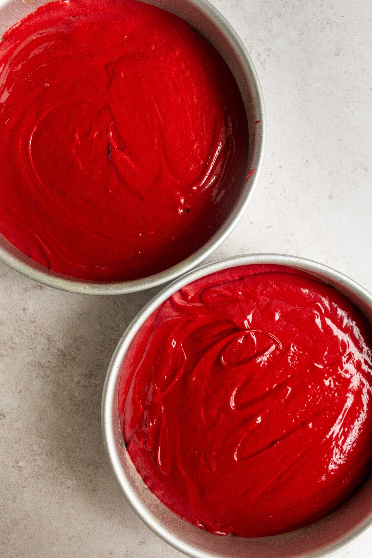 Τούρτα Κόκκινο Βελούδο 10 Ζύμη Red Velvet Cake σε ταψιά πριν το ψήσιμο.