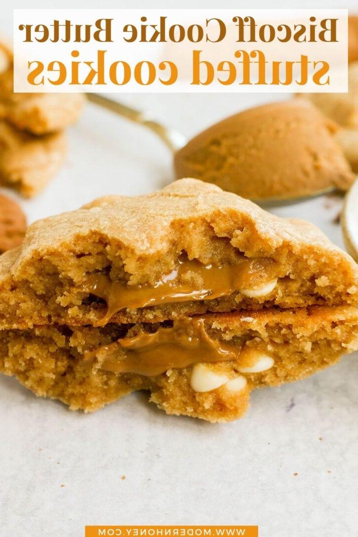 Μπισκότα Biscoff με Κομματάκια Λευκής Σοκολάτας 10 Αυτά τα Μπισκότα Biscoff είναι γεμάτα με βούτυρο μπισκότων Biscoff και κομματάκια λευκής σοκολάτας. Θα λατρέψετε αυτά τα αφράτα, μαλακά μπισκότα γεμιστά με καραμελωμένη επάλειψη μπισκότων.