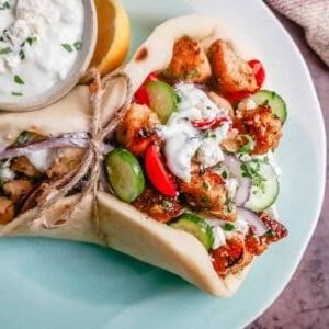 Ελληνικός Γύρος Κοτόπουλο με Τζατζίκι 10 Ελληνικοί Γύροι Κοτόπουλου με Σάλτσα Τζατζίκι. Πώς να φτιάξετε τους καλύτερους γύρους κοτόπουλου στο σπίτι.