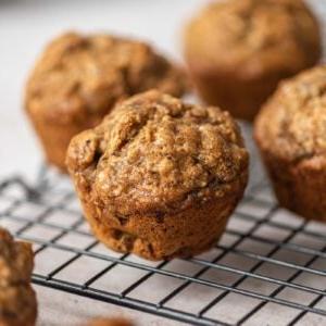 Eierlose Piesangmuffins 10 Piesangmuffins wat op 'n draadrak afkoel.