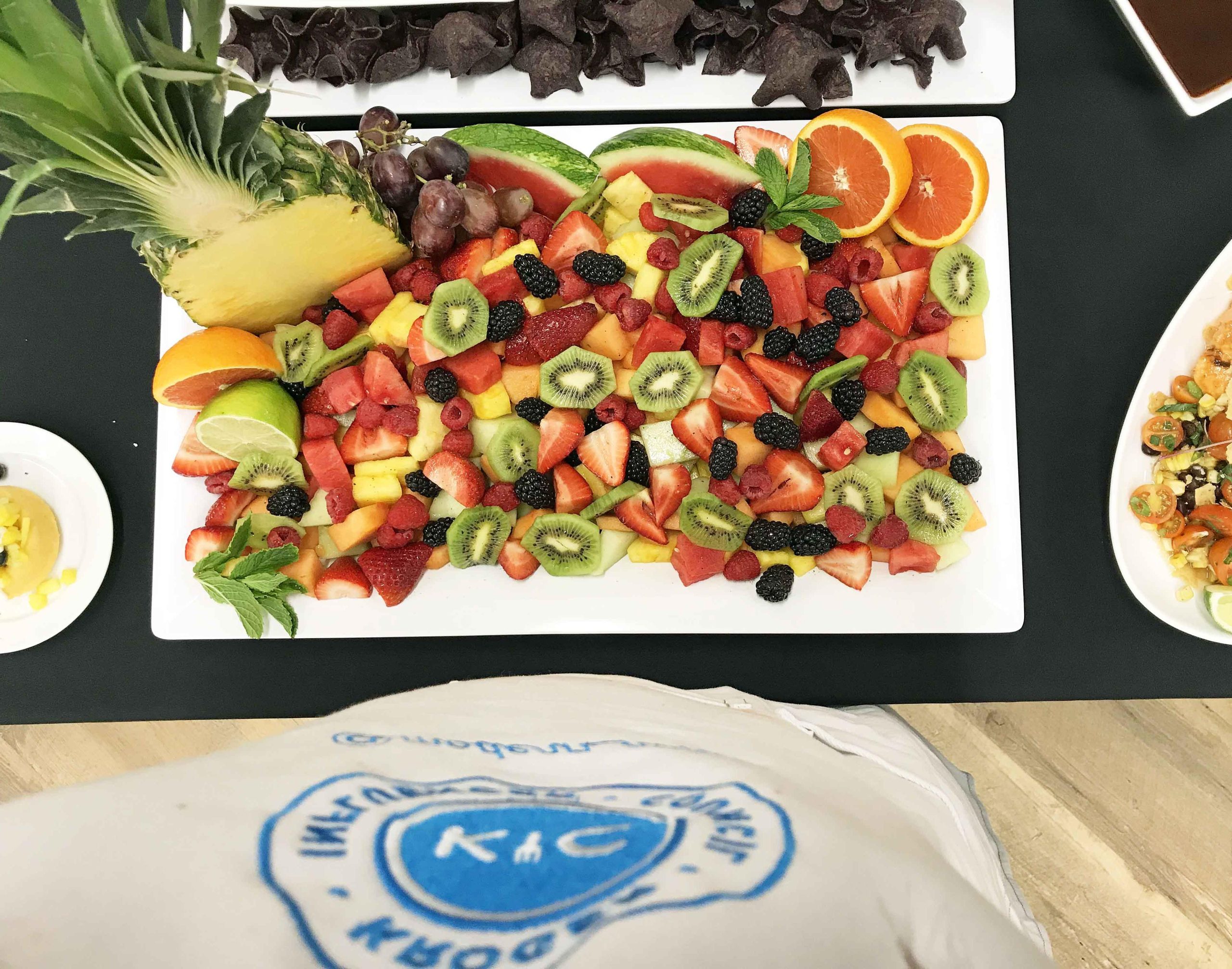 Καλοκαιρινή φρουτοσαλάτα 10 Καλοκαιρινή Φρουτοσαλάτα με Ντρέσινγκ Μελιού και Λάιμ. Ένα υγιεινό συνοδευτικό! Ζωντανά φρέσκα φρούτα με ένα ντρέσινγκ από εσπεριδοειδή, πορτοκάλι, λάιμ και μέλι. www.yamne.com