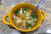 Yavaş Pişiricide Pişen Karşı Konulmaz Tavuk Erişte Çorbası