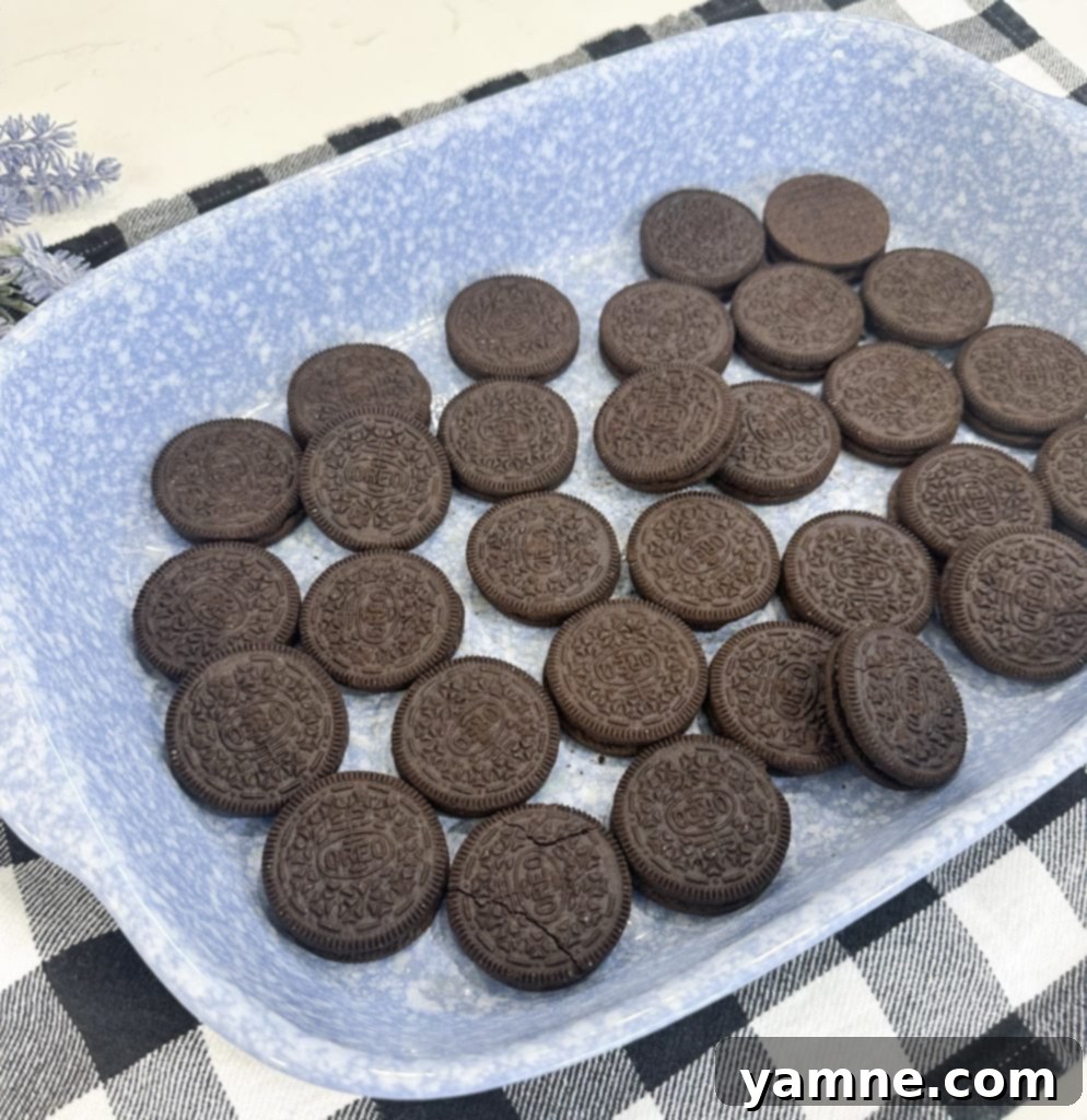 Oreo Dump Cake - Layering Oreos